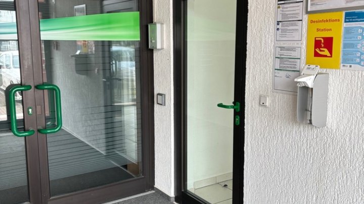 Modernes Bürogebäude im Gewerbegebiet Untertürkheimer Straße