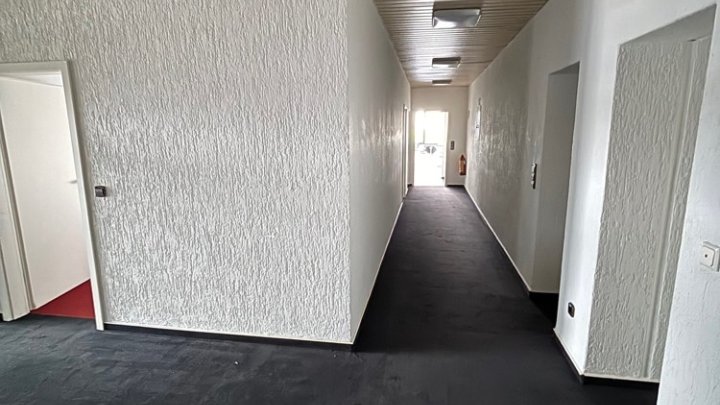 Modernes Bürogebäude im Gewerbegebiet Untertürkheimer Straße