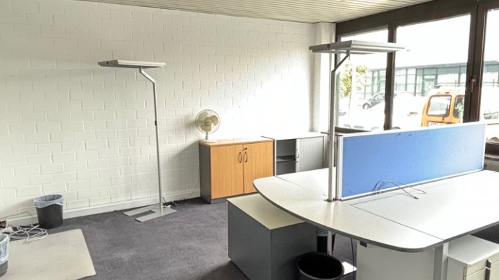 Modernes Bürogebäude im Gewerbegebiet Untertürkheimer Straße