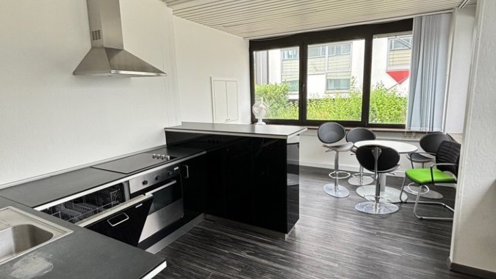 Modernes Bürogebäude im Gewerbegebiet Untertürkheimer Straße