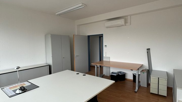 Modernes Bürogebäude im Gewerbegebiet Untertürkheimer Straße