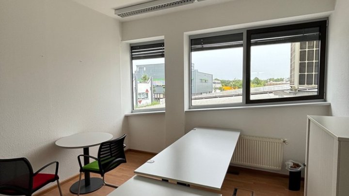 Modernes Bürogebäude im Gewerbegebiet Untertürkheimer Straße