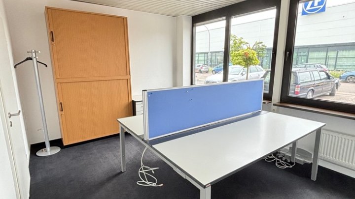 Modernes Bürogebäude im Gewerbegebiet Untertürkheimer Straße