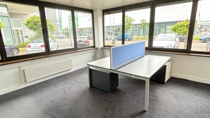 Modernes Bürogebäude im Gewerbegebiet Untertürkheimer Straße