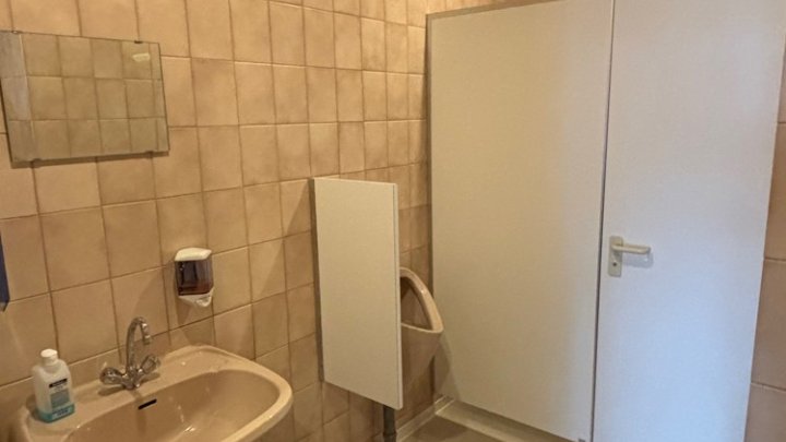 Modernes Bürogebäude im Gewerbegebiet Untertürkheimer Straße