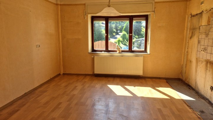 Ruhiggelegenes Reihenmittelhaus, renovierungsbedürftig