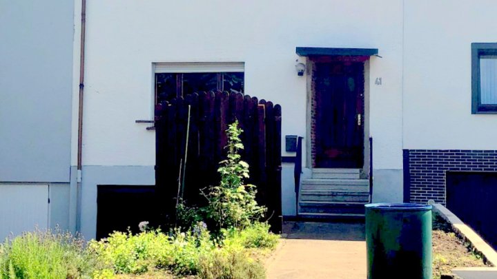 Ruhiggelegenes Reihenmittelhaus, renovierungsbedürftig
