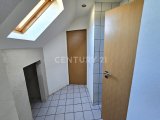 Flur zum Badezimmer im Dachgeschoss