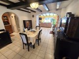 Attraktives offenes Esszimmer 