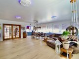 Wohnzimmer mit Blick zur Diele und Küche