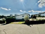 Bungalow - seitliche Ansicht mit 2 Stellplätzen