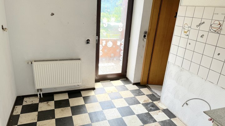 Kleines entkerntes Einfamilienhaus  mit tollem Garten aber viel Arbeit ideal für Pärchen