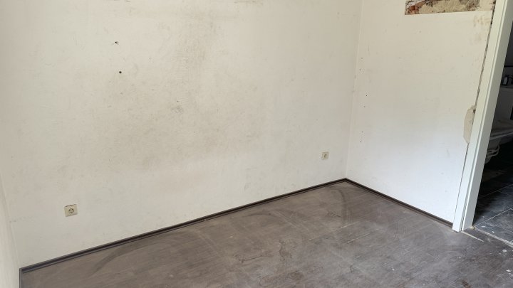 Kleines entkerntes Einfamilienhaus  mit tollem Garten aber viel Arbeit ideal für Pärchen