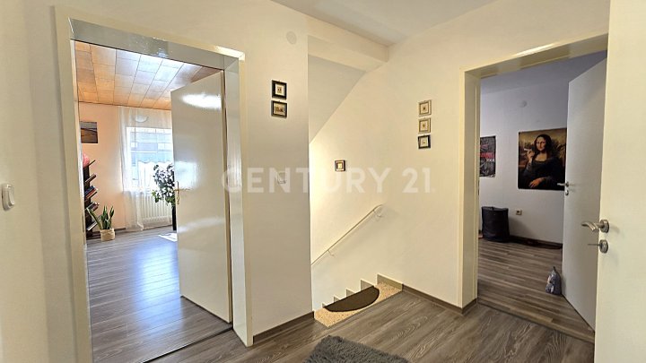 Komplett neu renoviertes freistehendes Einfamilienhaus mit kl. Garten und Garage in Friedrichsthal