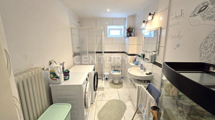 Komplett neu renoviertes freistehendes Einfamilienhaus mit kl. Garten und Garage in Friedrichsthal