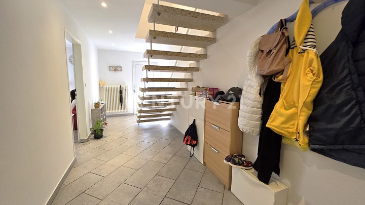 Komplett neu renoviertes freistehendes Einfamilienhaus mit kl. Garten und Garage in Friedrichsthal
