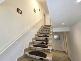 Massive Steintreppe ( Terrazzo ) zum Obergeschoss