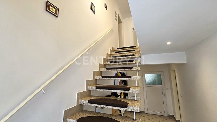 Komplett neu renoviertes freistehendes Einfamilienhaus mit kl. Garten und Garage in Friedrichsthal