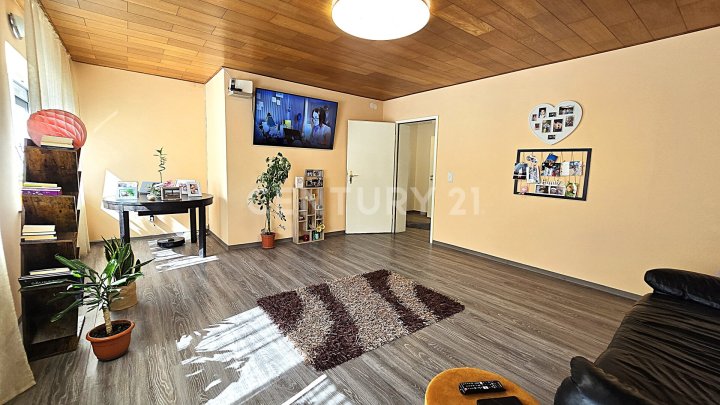 Komplett neu renoviertes freistehendes Einfamilienhaus mit kl. Garten und Garage in Friedrichsthal