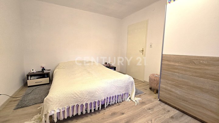 Komplett neu renoviertes freistehendes Einfamilienhaus mit kl. Garten und Garage in Friedrichsthal