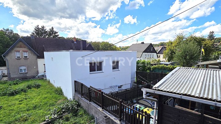 Komplett neu renoviertes freistehendes Einfamilienhaus mit kl. Garten und Garage in Friedrichsthal