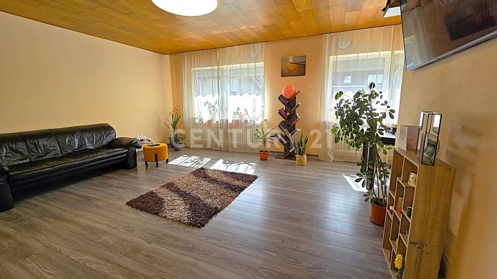Komplett neu renoviertes freistehendes Einfamilienhaus mit kl. Garten und Garage in Friedrichsthal