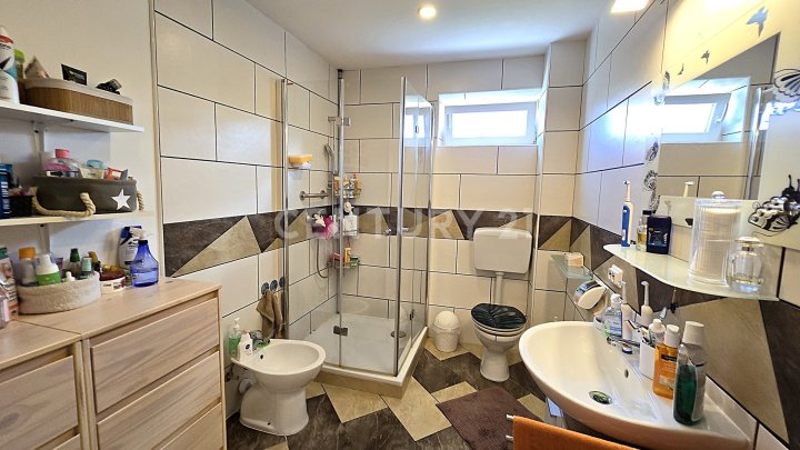 Komplett neu renoviertes freistehendes Einfamilienhaus mit kl. Garten und Garage in Friedrichsthal