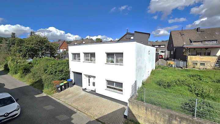 Komplett neu renoviertes freistehendes Einfamilienhaus mit kl. Garten und Garage in Friedrichsthal