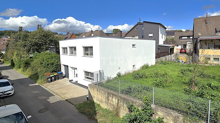 Komplett neu renoviertes freistehendes Einfamilienhaus mit kl. Garten und Garage in Friedrichsthal