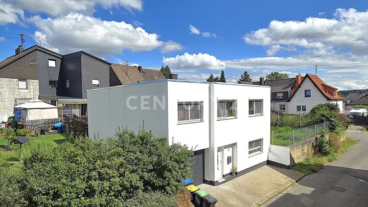 Komplett neu renoviertes freistehendes Einfamilienhaus mit kl. Garten und Garage in Friedrichsthal