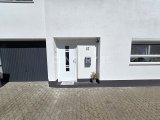 Eingangsbereich zum Haus und zur Garage 