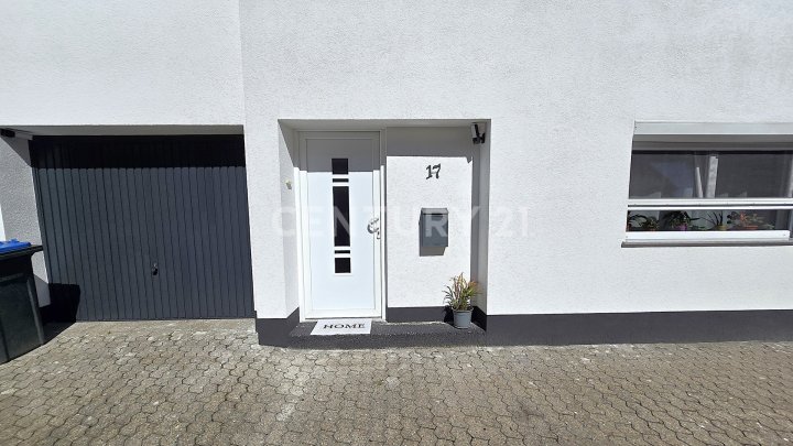 Komplett neu renoviertes freistehendes Einfamilienhaus mit kl. Garten und Garage in Friedrichsthal