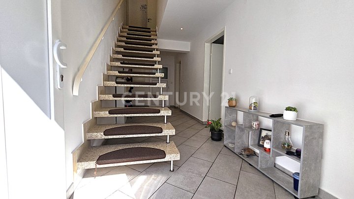 Komplett neu renoviertes freistehendes Einfamilienhaus mit kl. Garten und Garage in Friedrichsthal
