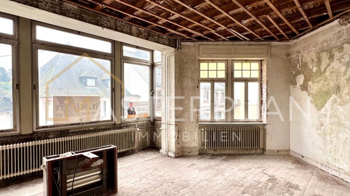 Vielseitiges Mehrfamilienhaus mit Gewerbeeinheit im Herzen von Wadern