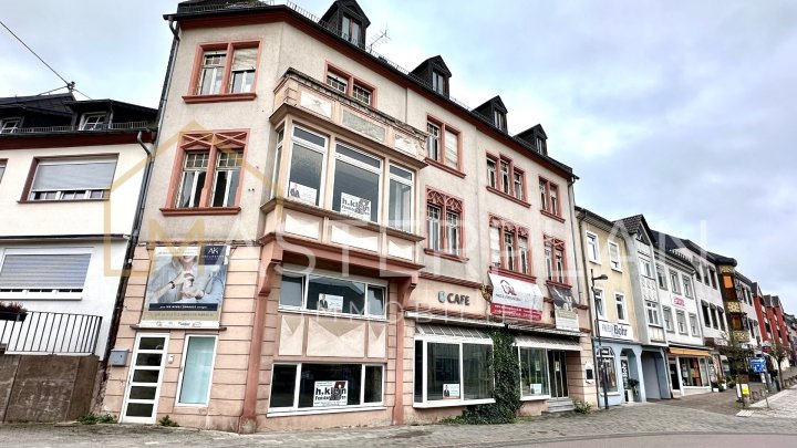 Vielseitiges Mehrfamilienhaus mit Gewerbeeinheit im Herzen von Wadern