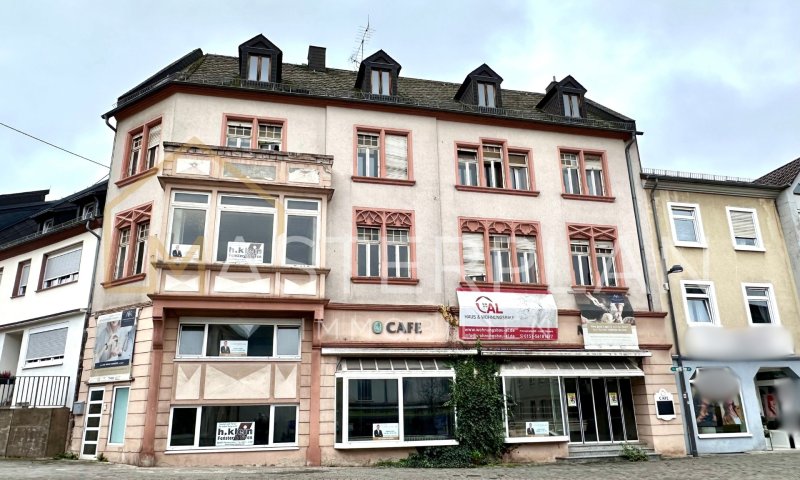 Vielseitiges Mehrfamilienhaus mit Gewerbeeinheit im Herzen von Wadern