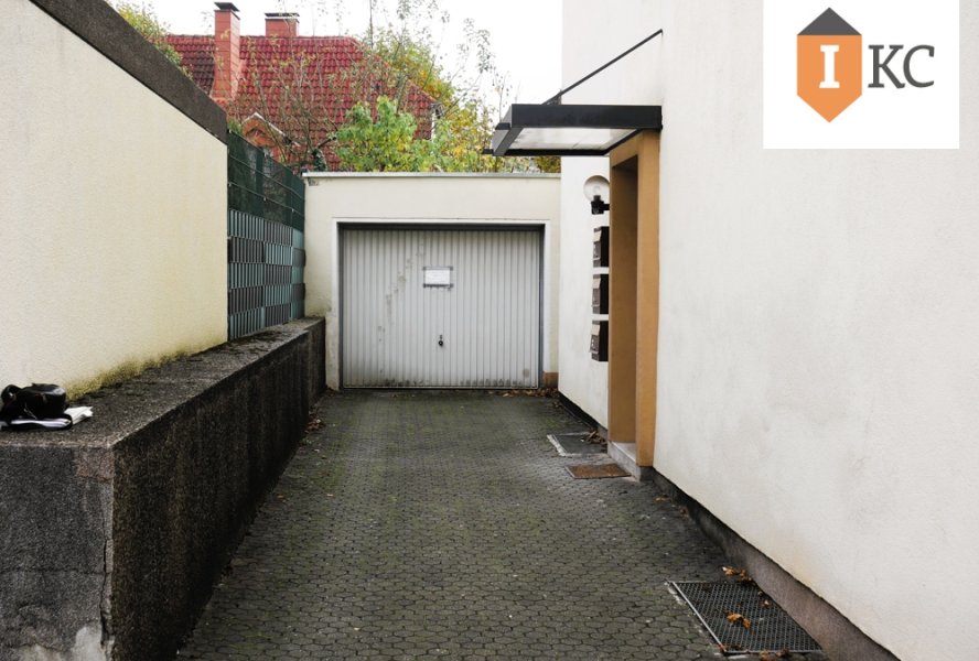 Einfahrt und Blick zur Garage