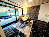 16m² Esszimmer mit Fensterfront zur Terasse