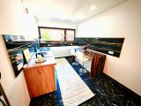 und 12m² renovierte Küche mit wunderschönen, neuen Fliesen