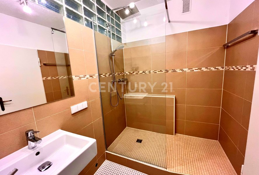 Badezimmer mit begehbarer Dusche