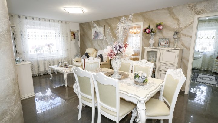 Kernsaniertes stilvolles Einfamilienhaus mit kleiner ELW und großer Terrasse
