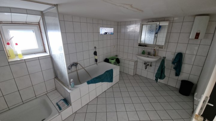 Dreiparteienhaus mit 5 Garagen in verkehrsberuhigter Nebenstraße von Riegelsberg