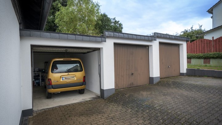 Dreiparteienhaus mit 5 Garagen in verkehrsberuhigter Nebenstraße von Riegelsberg