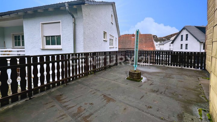 Kaufpreis gesenkt! Großes EFH in Queidersbach – Nähe Air Base, 4 SZ, 2 Terrassen, 3 Garagen