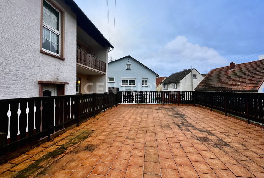 Große Terrasse mit viel Platz zum Entfalten