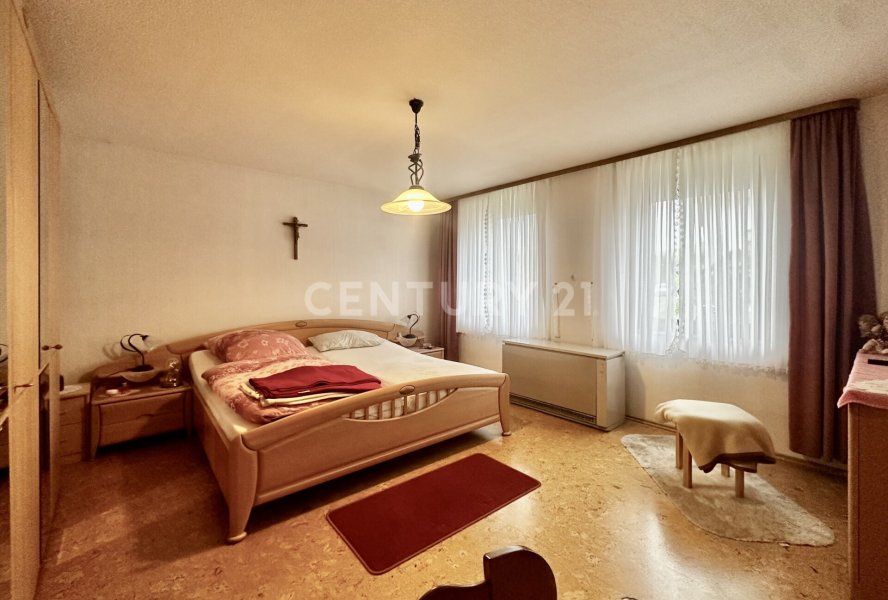 EG Schlafzimmer mit Blick zum Fensterf