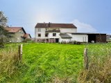 Ein weitläufiger Garten, der in die LAndschaft übergeht