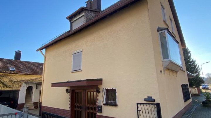 Freistehendes Haus + separate Wohnung, Garage und Grundstück