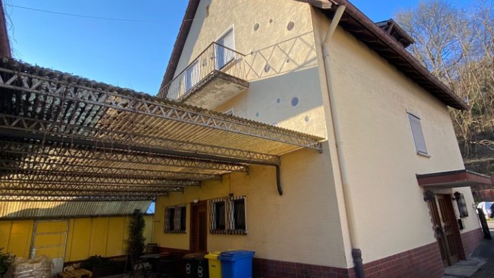 Freistehendes Haus + separate Wohnung, Garage und Grundstück