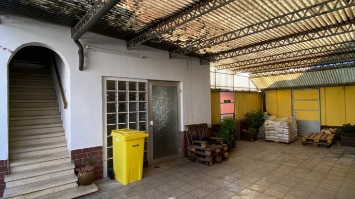 Freistehendes Haus + separate Wohnung, Garage und Grundstück